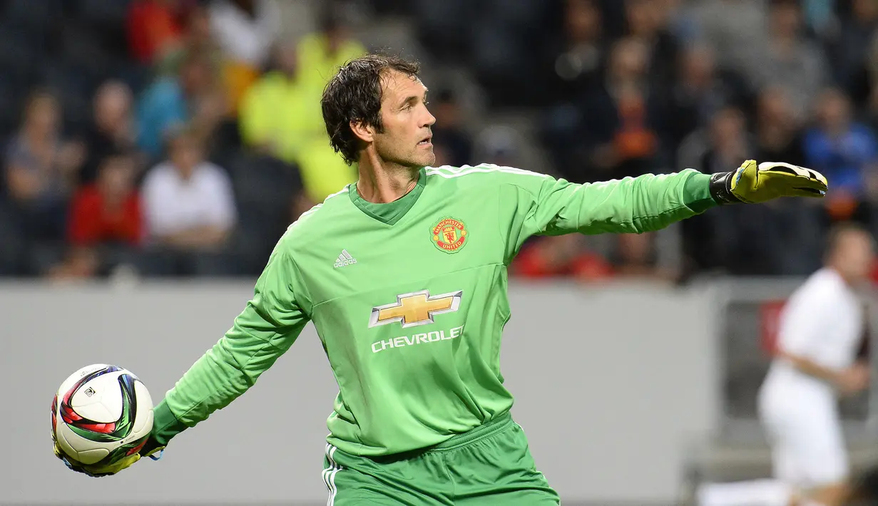 Raimond van der Gouw. Manchester United mendatangkan kiper asal Belanda yang terakhir menjabat sebagai pelatih kiper PSV Eindhoven (Juli 2020-Juni 2022), pada awal musim 1996/1997 dari klub Eredivisie Vitesse dengan status bebas transfer. Ia diplot untuk melapis Peter Schmeichel yang akhirnya hijrah ke Sporting Lisbon di awal musim 1999/2000. Namun performanya tak sesuai harapan, dan ia pun tergusur oleh Fabian Barthez yang didatangkan MU pada awal musim 2000/2001 dan akhirnya meninggalkan Old Trafford pada awal musim 2002/2003. Bersama MU ia total tampil dalam 60 laga di semua ajang dengan torehan 27 kali clean sheet dan kebobolan 53 gol. (AFP/Jonathan Nackstrand)
