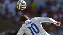 Wayne Rooney menyundul bola saat laga Piala Dunia melawan Costa Rica di Stadion Belo Horizonte, Brazil, Selasa (24/6/2015). (AFP Photo/Gustavo Andrade)
