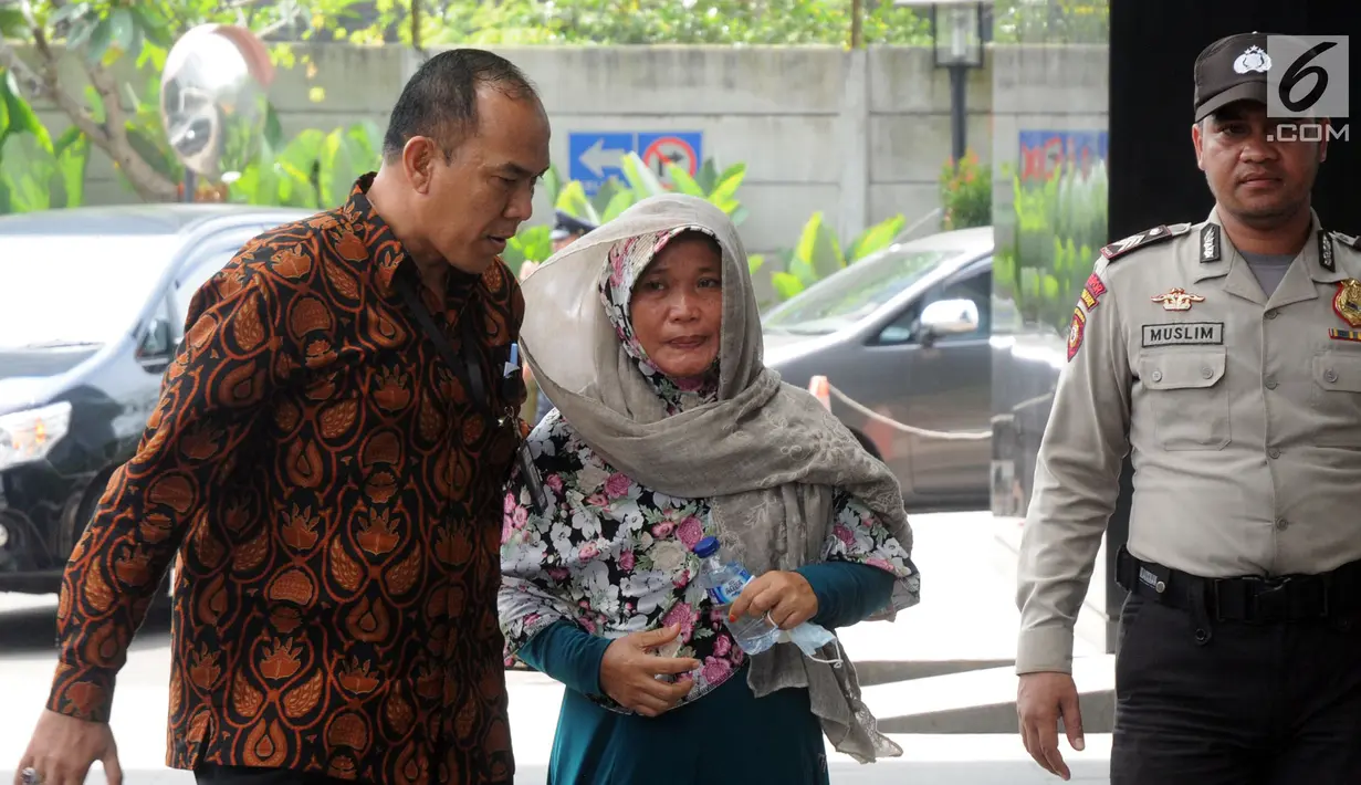 Ekspresi Kasi Dinkes Bengkulu Selatan Wati saat tiba di Gedung KPK, Jakarta, Rabu (16/5). Wati terjaring dalam OTT KPK di rumah pribadi Bupati Bengkulu Selatan Dirwan Mahmud terkait suap proyek. (Merdeka.com/Dwi Narwoko)