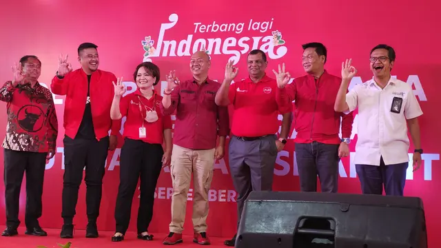 CEO Capital A, Tony Fernandes bersama Forkopimda Sumatera Utara saat meresmikan rute baru AirAsia di Bandara Internasional Silangit, Tapanuli Utara, Sumatera Utara. (Liputan6.com/Dicky Agung Prihanto)