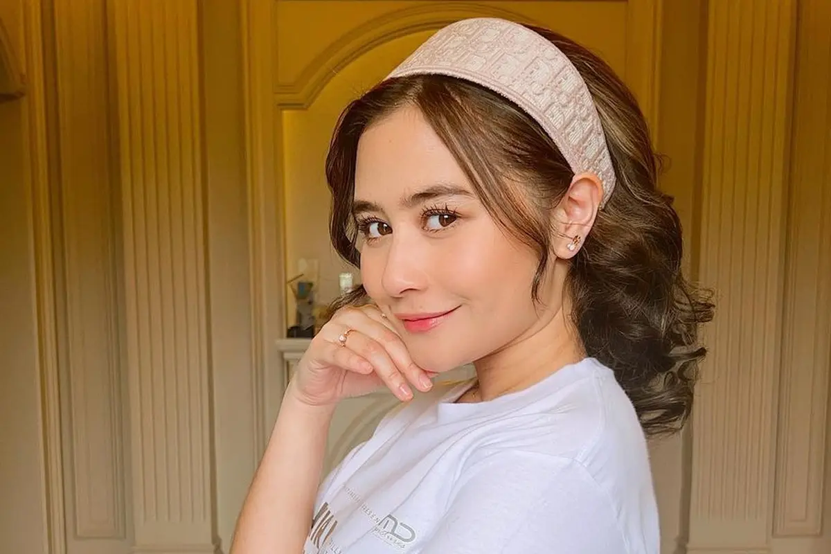 Ragam Gaya Cantik Prilly Latuconsina Pakai Outfit Putih, dari Blazer, Kebaya, hingga Gaun Pengantin