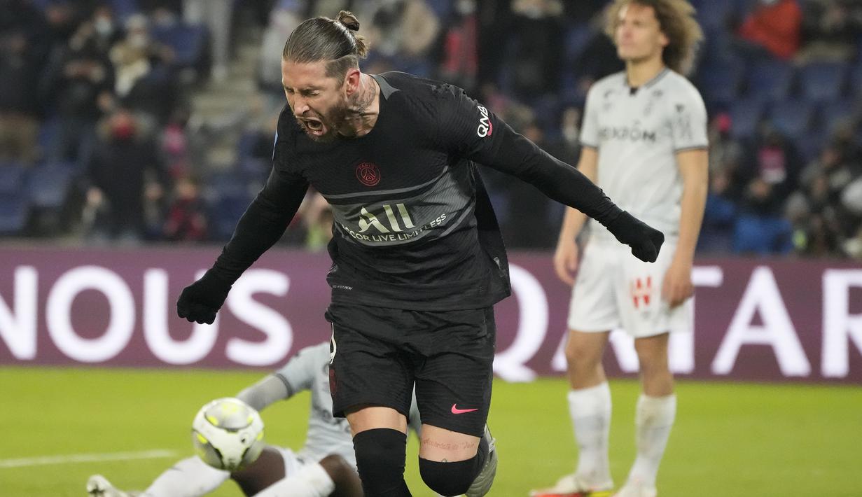 Sergio Ramos. Pemain asal Spanyol berusia 35 tahun yang baru musim 2021/2022 ini pindah dari Real Madrid ke PSG setelah 16 musim berseragam Los Blancos menjadi bek tertajam dengan koleksi 75 gol hingga kini. Gol pertama untuk PSG baru dicetaknya pada 24 Januari 2022 lalu. (AP/Francois Mori)