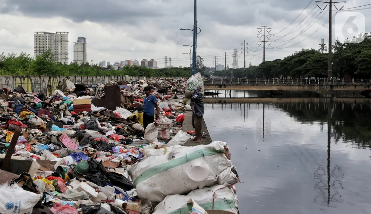 Warga memilah sampah sisa banjir yang dikumpulkan dari sepanjang Kali Cengkareng, Jakarta Barat, Kamis (9/1/2020). Sampah sisa banjir tersebut selanjutnya akan dibawa menggunakan truk pengangkut ke TPA Bantar Gebang. (Liputan6.com/Johan Tallo)