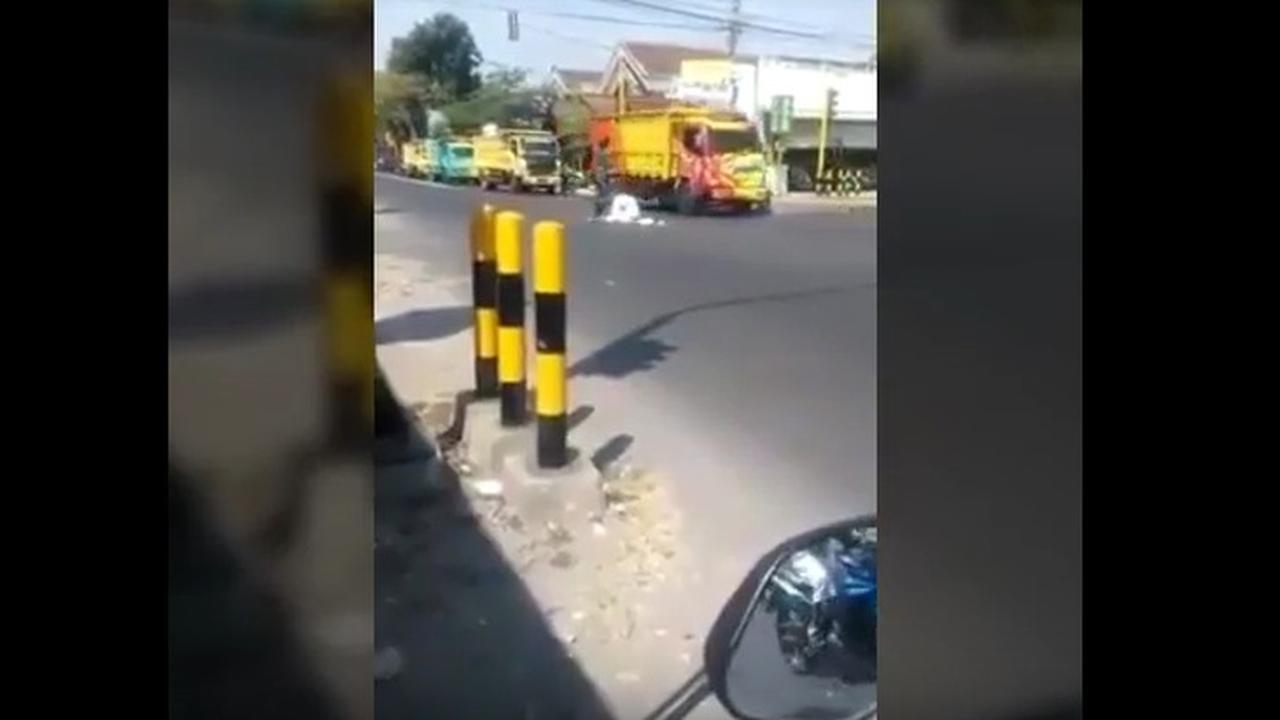 Emak-emak shalat di tengah jalan