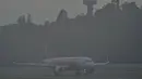 Kabut asap menyelimuti pesawat komersil yang berada di Bandara International Phuket, Thailand, Jumat (9/10). 7 provinsi di daerah selatan Thailand terkena imbas kabut asap Indonesia, namun kondisi di Phuket yang paling parah.(REUTERS/Sooppharoek Teepapan)