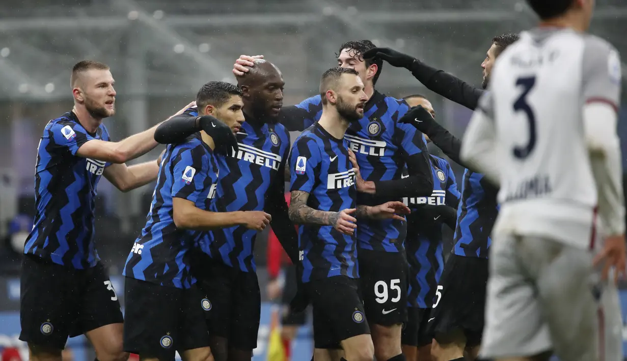 Penyerang Inter Milan, Romelu Lukaku (tengah) berselebrasi dengan rekan-rekannya usai mencetak gol ke gawang Bologna pada pertandingan lanjutan Liga Serie A Italia di Stadion San Siro Milan, Minggu (6/12/2020). Inter menang 3-1 atas Bologna. (AP Photo/Antonio Calanni)
