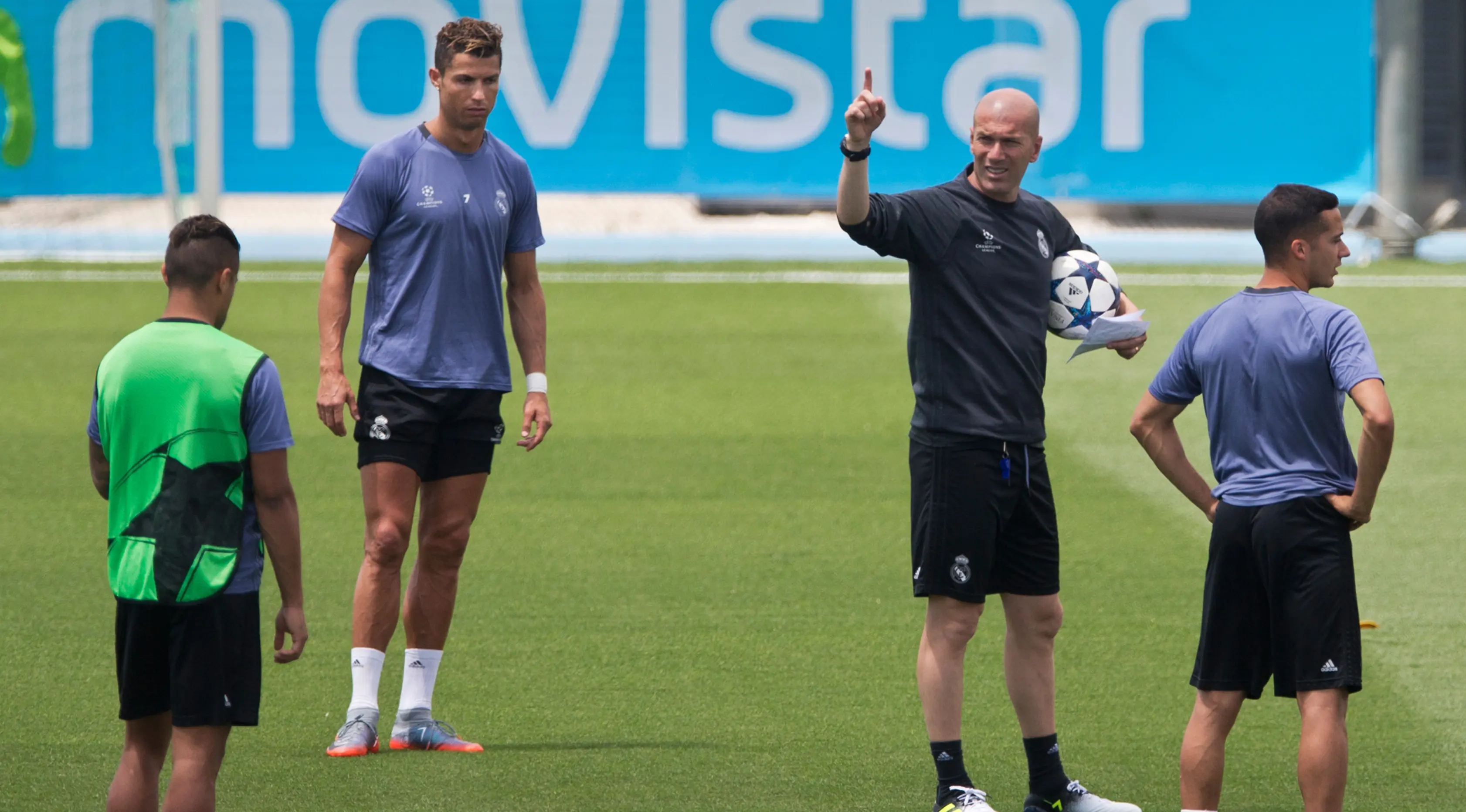 Pelatih Real Madrid, Zinedine Zidane mengintruksikan para pemainnya saat sesi latih di sebuah media open day di Madrid, (30/5). Real Madrid akan bertemu wakil Italia Juventus di Final Liga Champions di Cardiff. (AP Photo / Paul White)