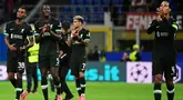 Pemain Liverpool Ryan Gravenberch, Ibrahima Konate dan Virgil van Dijk (kiri ke kanan) melakukan selebrasi usai memenangi matchday 1 League Phase Liga Champions 2024/2025 melawan AC Milan di Stadion San Siro, Milan, 17 September 2024. (PIERO CRUCIATTI/AFP)