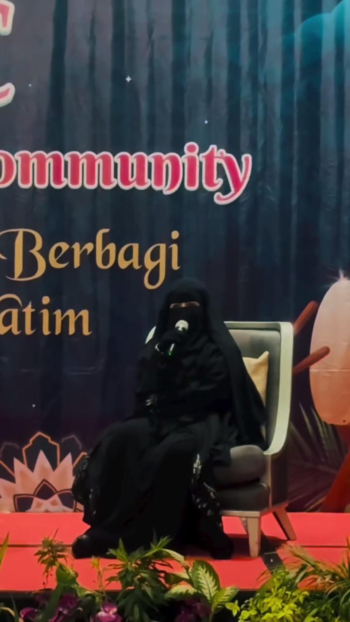 7 Potret Umi Pipik Hadir Acara Buka Puasa Bersama dengan Anak Yatim, Abidzar Al-Ghifari Hibur dengan Lagu