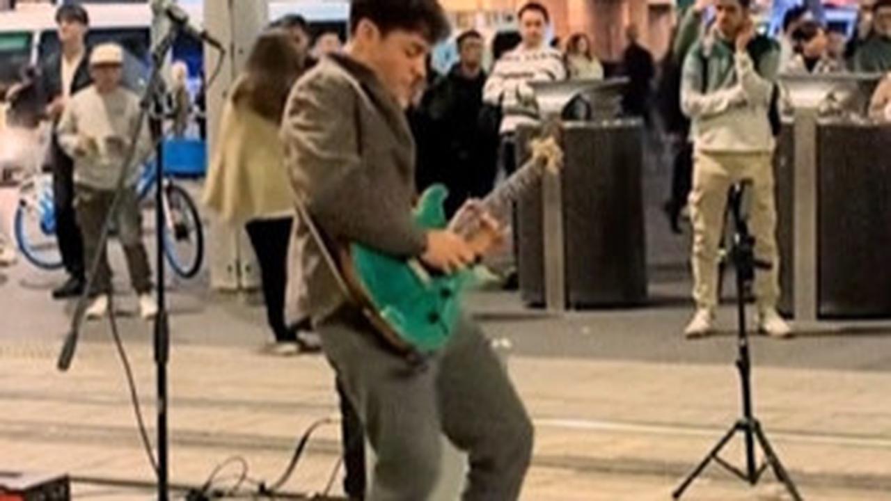 Momen Dramatis, Polisi Tangkap Penjahat saat Gitaris Jalanan Lagi Beraksi Sampai jadi Tontonan
