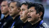 Pelatih kepala Timnas Indonesia U-19, Indra Sjafri (kanan) bersama ofisial tim berbaris menyanyikan lagu kebangsaan Indonesia Raya sebelum dimulainya laga final Piala AFF U-19 2024 menghadapi Thailand U-19 di Stadion Gelora Bung Tomo, Surabaya, Senin (29/7/2024). (Bola.com/Bagaskara Lazuardi)