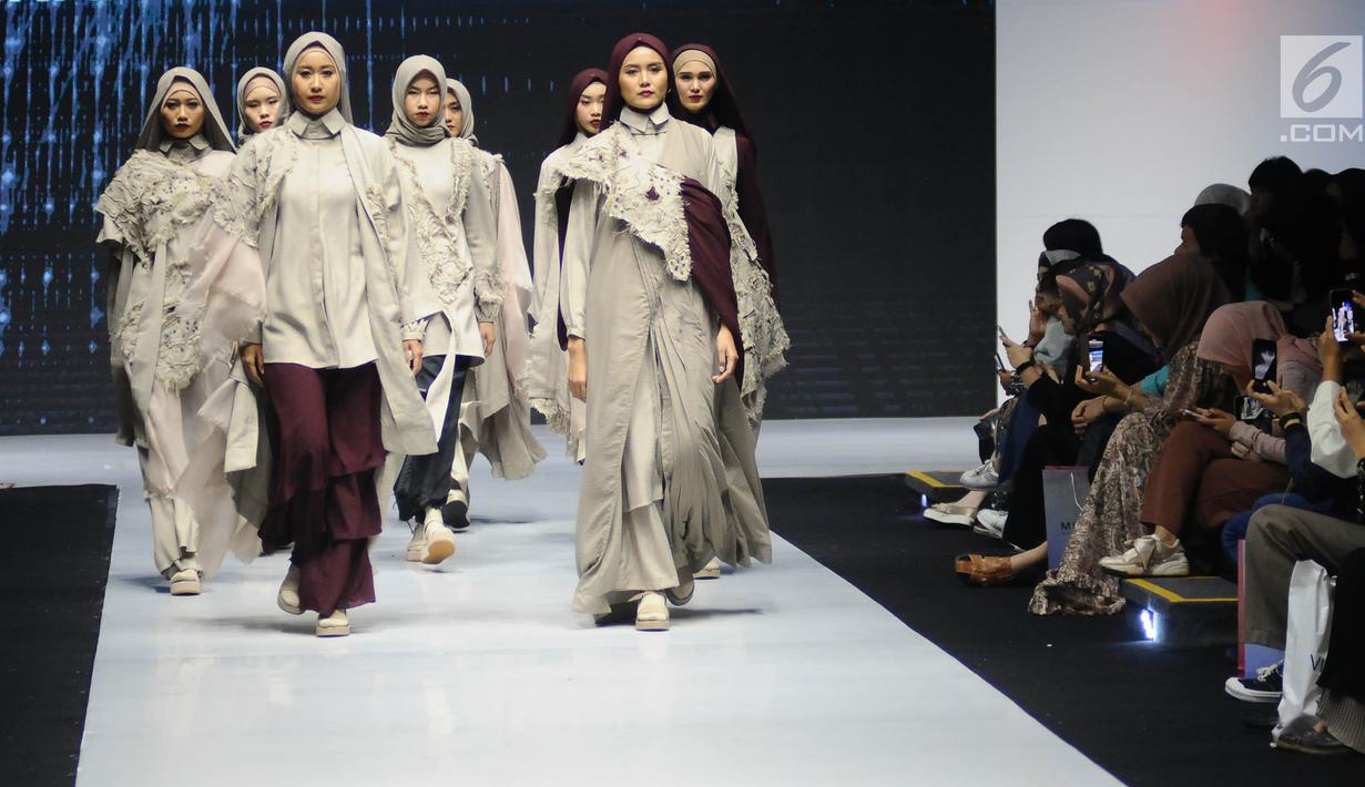Model mengenakan busana rancangan  Irmasari Joedawinata menampilkan 8 busana saat Muslim Fashion Festival (MUFFEST) 2019 di JCC, Jakarta, Jumat (3/5/2019). MUFFEST 2019 melalui Bekraf membuat Indonesia Trend Forecasting 2019/2020 dengan tema "Sigularity sebagai acuan. (Liputan6.com/Herman Zakharia)