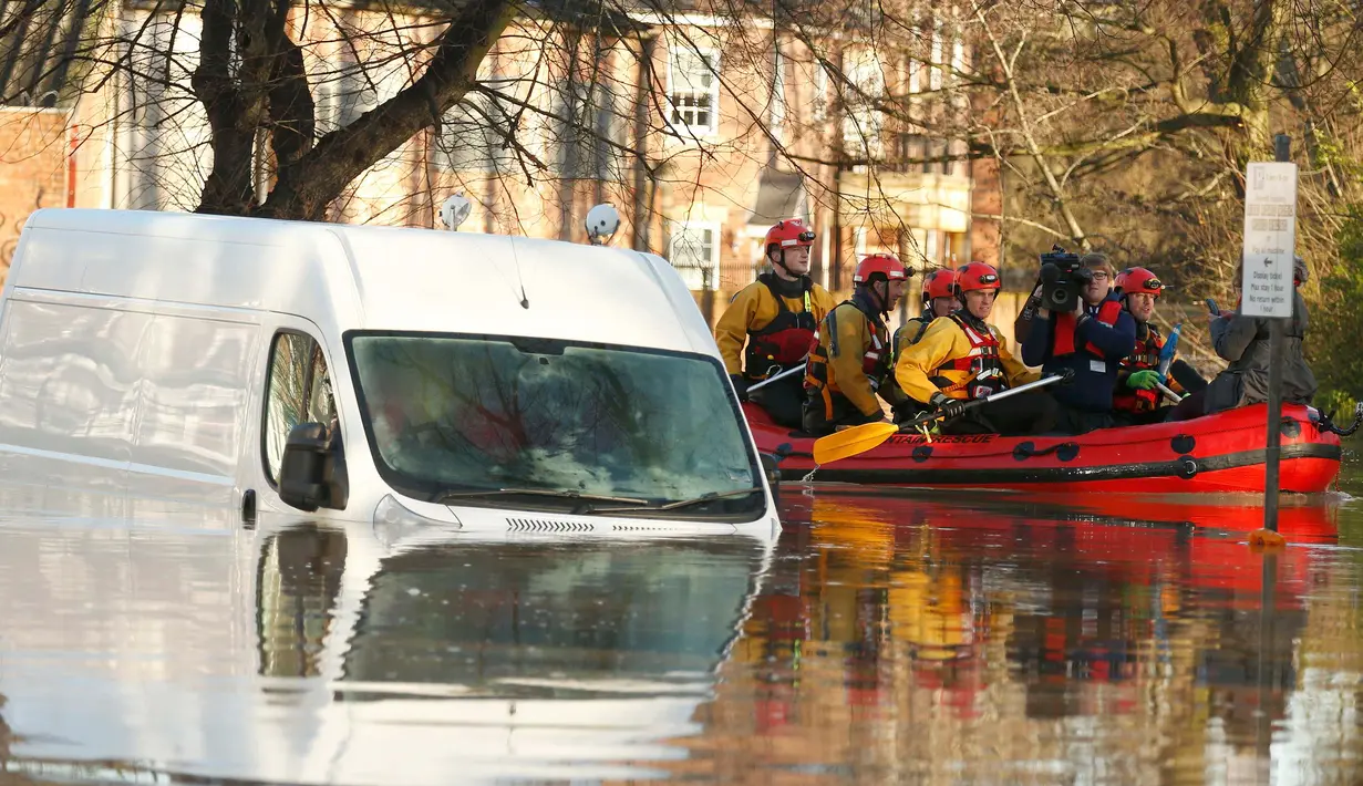 Sebuah kendaraan terlihat terendam banjir di wilayah York, Inggris utara, Minggu (27/12). Pada Sabtu (5/12). lalu Badai Desmond telah menerjang Inggris yang mengakibatkan ribuan rumah terendam air. (REUTERS/Phil Noble)