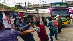 Peserta mengikuti lomba menarik bus di Terminal Lebak Bulus, Jakarta, Senin, 17 Agustus 2026. (KLY/ Arie Basuki)