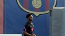 Gelandang Barcelona, Ansu Fati menghadiri sesi latihan di tempat latihan Joan Gamper di Sant Joan Despi, Senin (13/9/2021). Barcelona akan berhadapan dengan Bayern Munchen di Camp Nou pada matchday pertama grup E Liga Champions 2021/2022, Rabu dini hari 15 September 2021. (Josep LAGO/AFP)