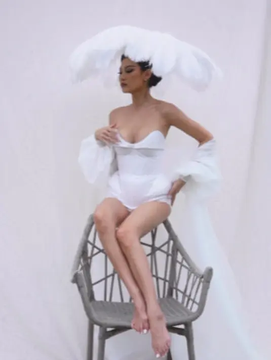 Headpiece bulu dari Rinaldy Yunardi memperkuat aura supermodel Patricia Gouw [instagram/hiantjen]