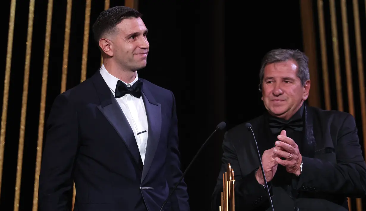 Sebelumnya, Emiliano Martinez juga meraih penghargaan sebagai penjaga gawang terbaik Piala Dunia 2022 dan juga dinobatkan sebagai kiper terbaik FIFA 2022, berkat torehannya itu. (FRANCK FIFE / AFP)
