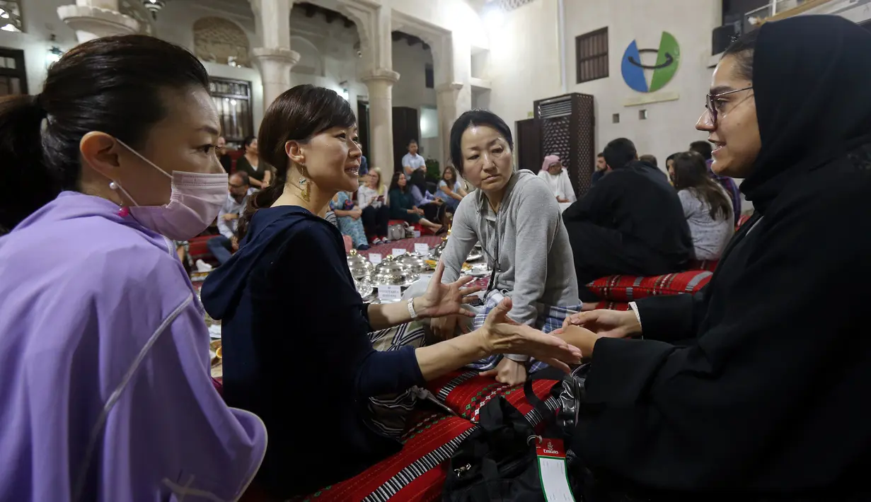 Wisatawan Jepang berbincang dengan seorang relawan saat belajar tentang puasa dan budaya Uni Emirat Arab (UEA) selama Ramadan di Sheikh Mohammed Centre for Cultural Understanding (SMCCU), Dubai, UEA, Jumat (17/5/2019). (REUTERS/Satish Kumar)
