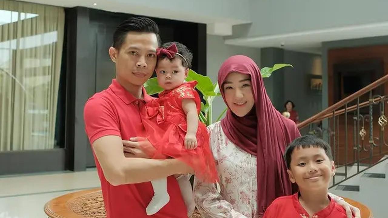 6 Potret Larissa Chou Rayakan Imlek Bareng Keluarga, Anaknya Senang Dapat Angpao