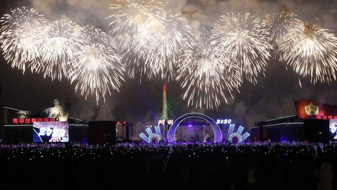 Kembang api meledak saat perayaan Tahun Baru di Lapangan Kim Il Sung di Pyongyang, Korea Utara (1/1/2020). (AP Photo / Jon Chol Jin)