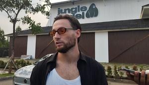 Pemain Persib Bandung, Marc Klok, dan dua rekannya membangun Jungle Padel. (Bola.com/Erwin Snaz)