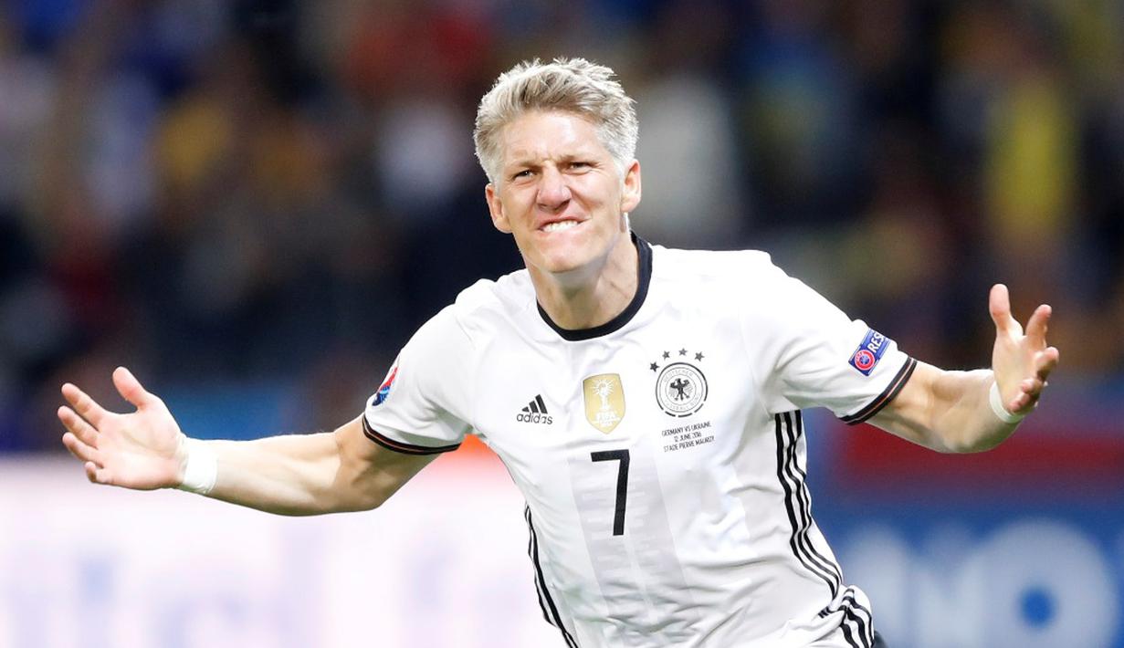 Ekspresi Bastian Schweinsteiger setelah mencetak gol kedua Jerman ke gawang Ukraina pada laga Grup C Piala Eropa 2016 di Stade Pierre-Mauroy, Senin (13/6/2016) dini hari WIB. (Action Images via Reuters/Carl Recine)