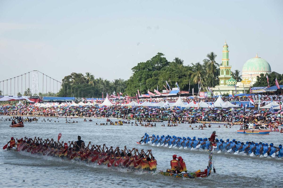 Foto: Aksi Penari Cilik Dika Warnai Semarak Pacu Jalur di Sungai Kuantan