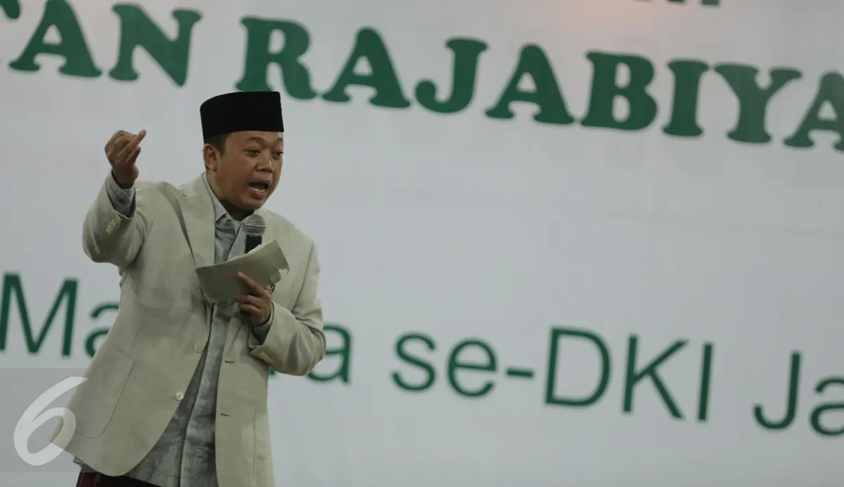 Tokoh Muda NU, H. Nusron Wahid memberi sambutan saat pengajian umum peringatan Rajabiyah, Jakarta, Minggu (2/4). Sebanyak 2500 masyarakat madura yang berada di Jakarta hadir untuk mengikuti pengajian umum. (Liputan6.com/Faizal Fanani)