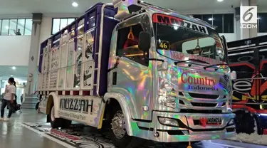 Ratusan truk modifikasi meramaikan Jogjakarta Truck Festival (JTF) 2018 di Jogja Expo Convention, Yogyakarta. Sebanyak 140 unit truk, 35 unit pick up, dan puluhan miniatur truk siap memperebutkan 15 kategori lomba.