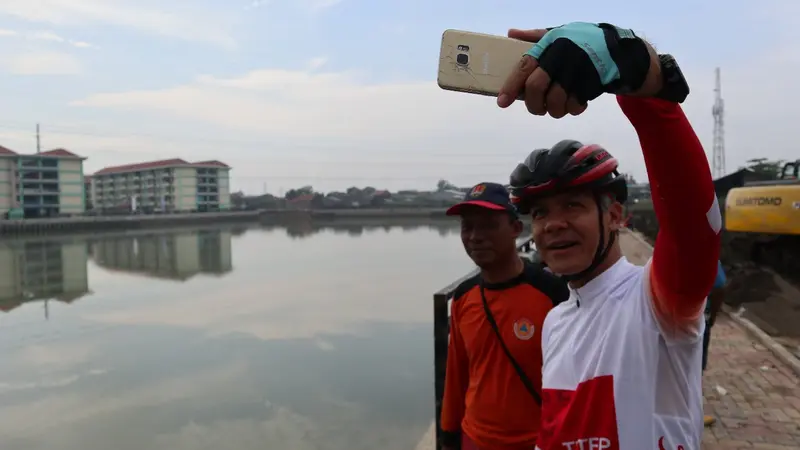 Calon Gubernur Jawa Tengah, Ganjar Pranowo, berselfie di KBT Semarang (Dok. Tim Ganjar)