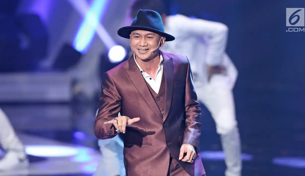 Aksi panggung penyanyi Anji pada SCTV Awards 2017 di Studio 6 Emtek City, Jakarta, Rabu (29/11). SCTV Awards adalah ajang penghargaan yang diberikan untuk beberapa kategori, mulai dari pemain sinetron, sampai penyanyi. (Liputan6.com/Herman Zakharia)