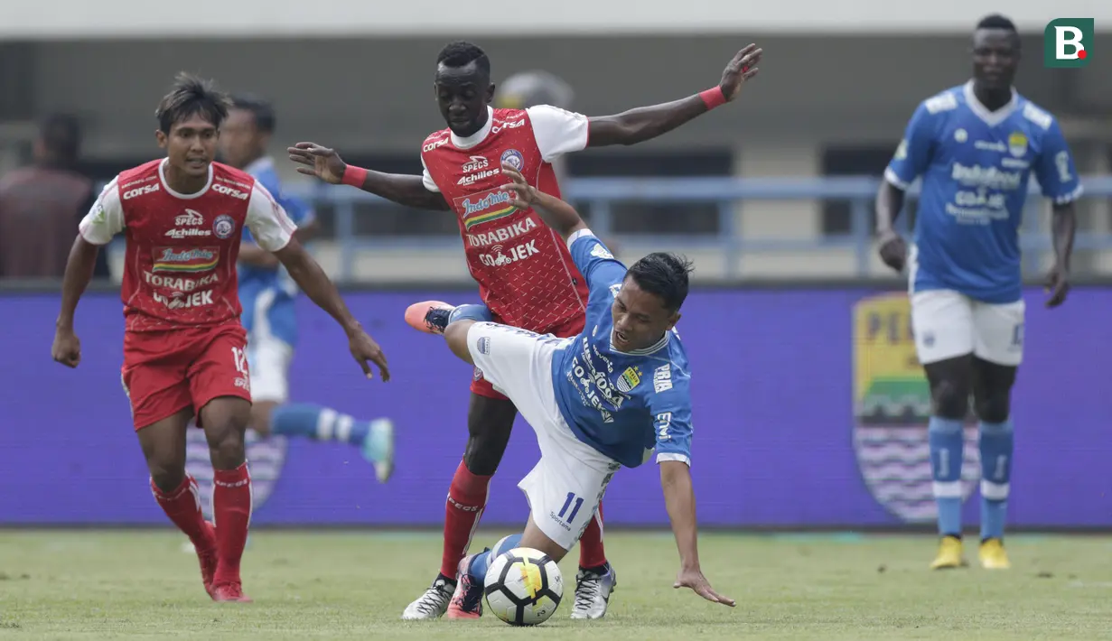 Gelandang Persib Bandung, Dedi Kusnandar, terjatuh saat berebut bola dengan gelandang Arema FC, Makan Konate, pada laga Liga 1 di Stadion GBLA, Jawa Barat, Kamis (13/9/2018). Persib menang 2-0 atas Arema FC. (Bola.com/M Iqbal Ichsan)