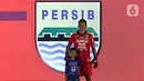 Kiper Persib berpose mengenakan jersey untuk Shopee Liga 1 2020 saat acara Launcing di Hotel Fairmont, Jakarta, Senin (24/2/2020). Shopee Liga 1 2020 diikuti 18 klub terbaik Indonesia. (Liputan6.com/Johan Tallo)