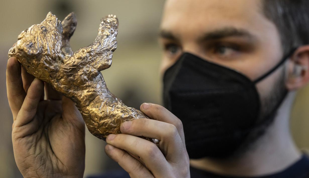 Seorang perajin mengerjakan trofi Berlinale Bear dari Festival Film Internasional Berlin ke-72 yang akan datang di pengecoran Noack di Berlin, pada 25 Januari 2022. Kompetisi film Berlin edisi 2022 akan berlangsung dari 10 - 16 Februari sebagai acara tatap muka. (Hannibal Hanschke/POOL/AFP)