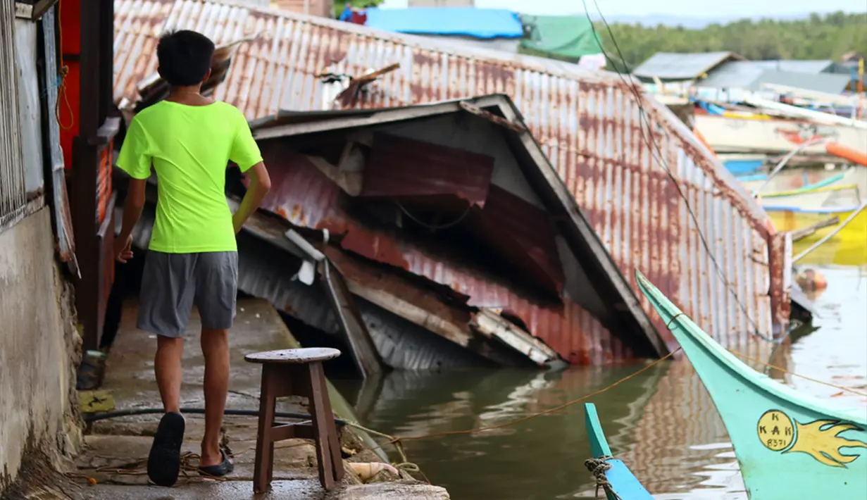 Lembaga tersebut mengatakan gempa yang terjadi pada pukul 22.37 waktu setempat (GMT 14.37) terjadi pada kedalaman 25 km, sekitar 30 km timur laut Kota Hinatuan. (AP Photo/Ivy Marie Mangadlao)