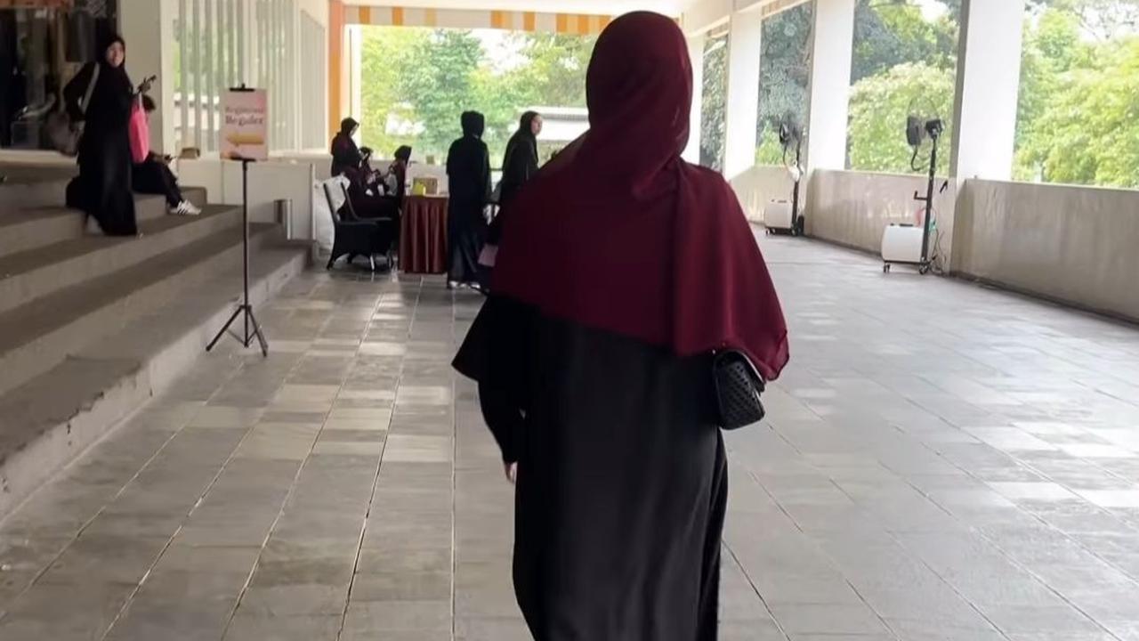 Ada juga yang salfok dengan penampilan Tissa dalam balutan busana syar'i. Penampilannya ramai disebut cantik.<br>