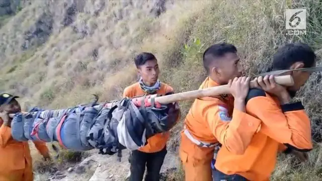 Tim SAR gabungan mengevakuasi pendaki Gunung Rinjani yang tewas akibat gempa Lombok. Evakuasi dilakukan melalui jalan setapak dan Helikopter