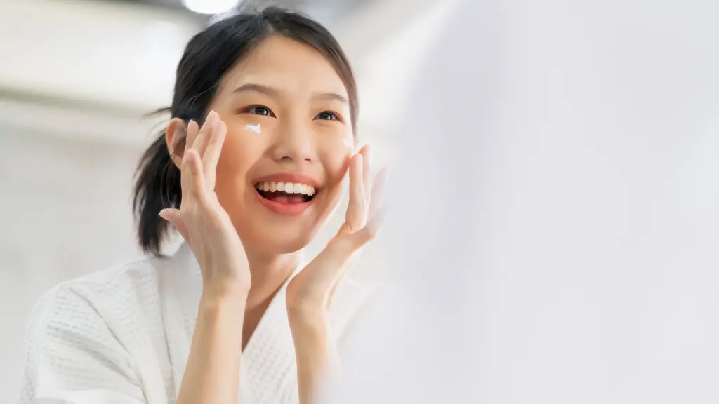 Jika Sahabat Fimela pernah merasa kulit tetap kering meski sudah menggunakan pelembap, mungkin yang selama ini kurang dari rutinitas skincare-mu adalah teknik hydration layering. [Dok/Freepik.com/Lifestylememory].