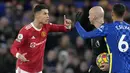 Penyerang Manchester United, Cristiano Ronaldo berbicara kepada Wasit Anthony Taylor pada pertandingan lanjutan Liga Inggris di di stadion Stamford Bridge, London, Senin (29/11/2021). Hasil imbang membuat MU masih tertahan di peringkat 8 klasemen dengan 18 poin. (AP Photo/Kirsty Wigglesworth)