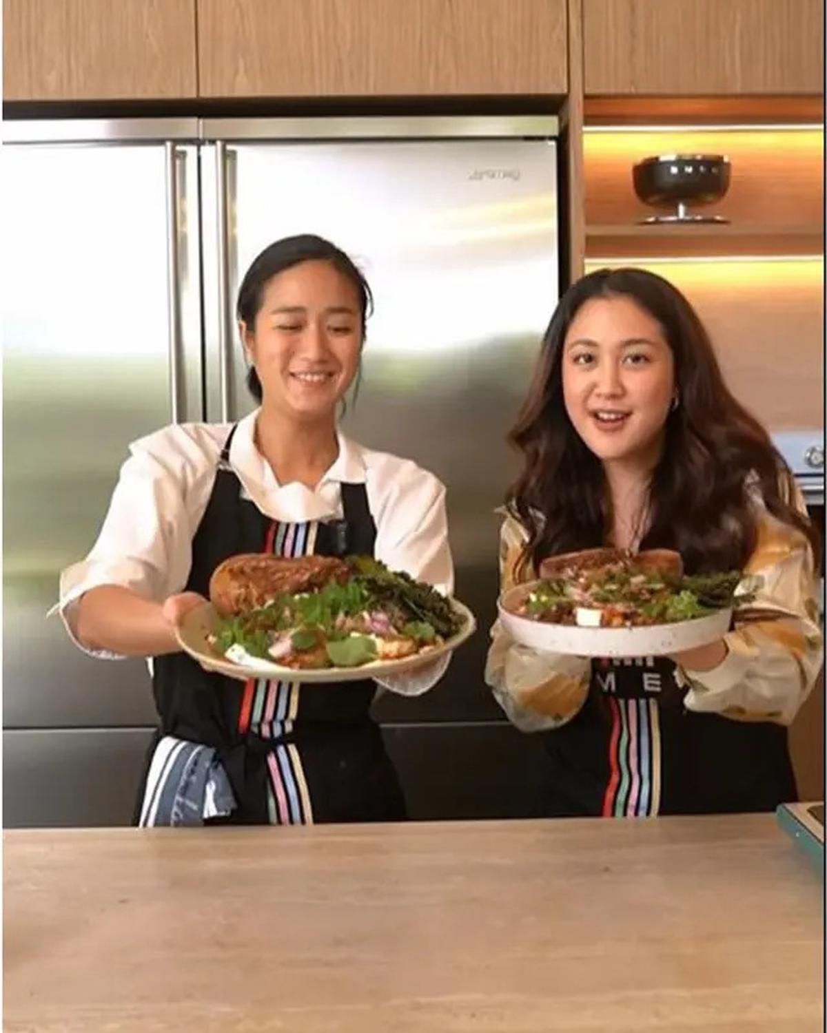6 Potret Keseruan Sherina Munaf dan Chef Renatta Masak Bareng, Bikin Turkish Eggs