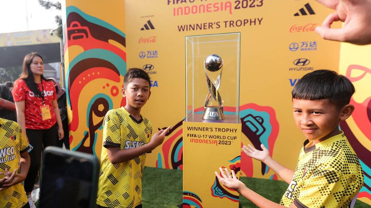 Warga Bandung tumpah ruah dalam Trophy Experience Piala Dunia U-17 2023 yang digelar di Cikapayang Dago Park, Bandung, pada Minggu (22/10/2023) pagi WIB. Acara ini menghadirkan trofi Piala Dunia U-17 2023 yang bisa disaksikan langsung oleh warga Bandung.