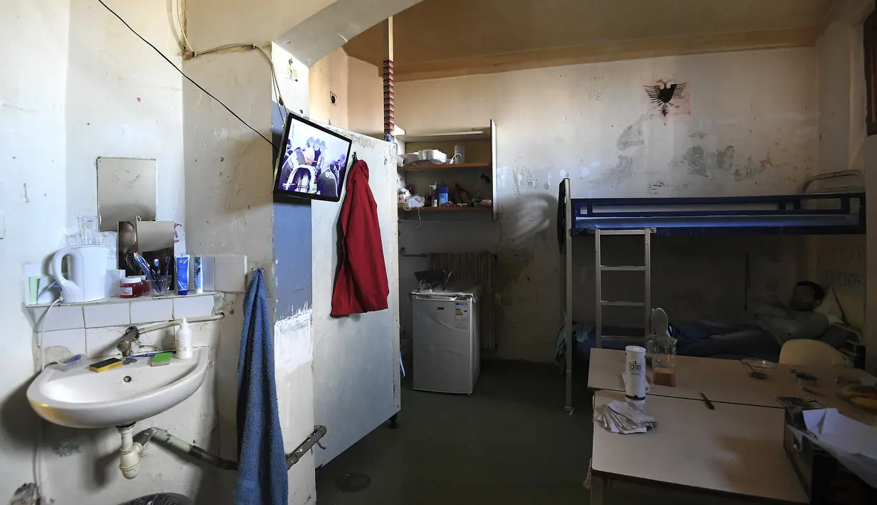 Seorang tahanan berbaring di tempat tidur di selnya di penjara Mulhouse (Maison d'arret), Prancis timur (22/10/2021). Mulhouse kategori penjara di Prancis, di Belgia dan negara-negara berbahasa Prancis lainnya, yang menahan tahanan yang menunggu persidangan atau hukuman. (AFP/Frederick Florin)