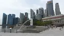 <p>Para wisatawan mengunjungi Taman Merlion di Singapura pada 6 Maret 2020. Tempat-tempat wisata utama di Singapura sepi dari turis di tengah epidemi virus corona COVID-19. (Xinhua/Then Chih Wey)</p>