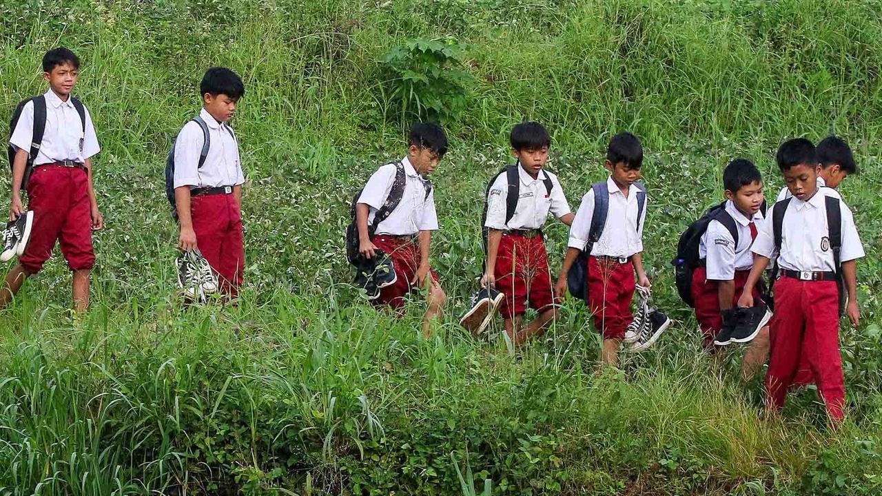 FOTO: Ketiadaan Jembatan  Penghubung Membuat Puluhan Siswa Menyeberang Sungai Menuju Sekolah di Dramaga Bogor