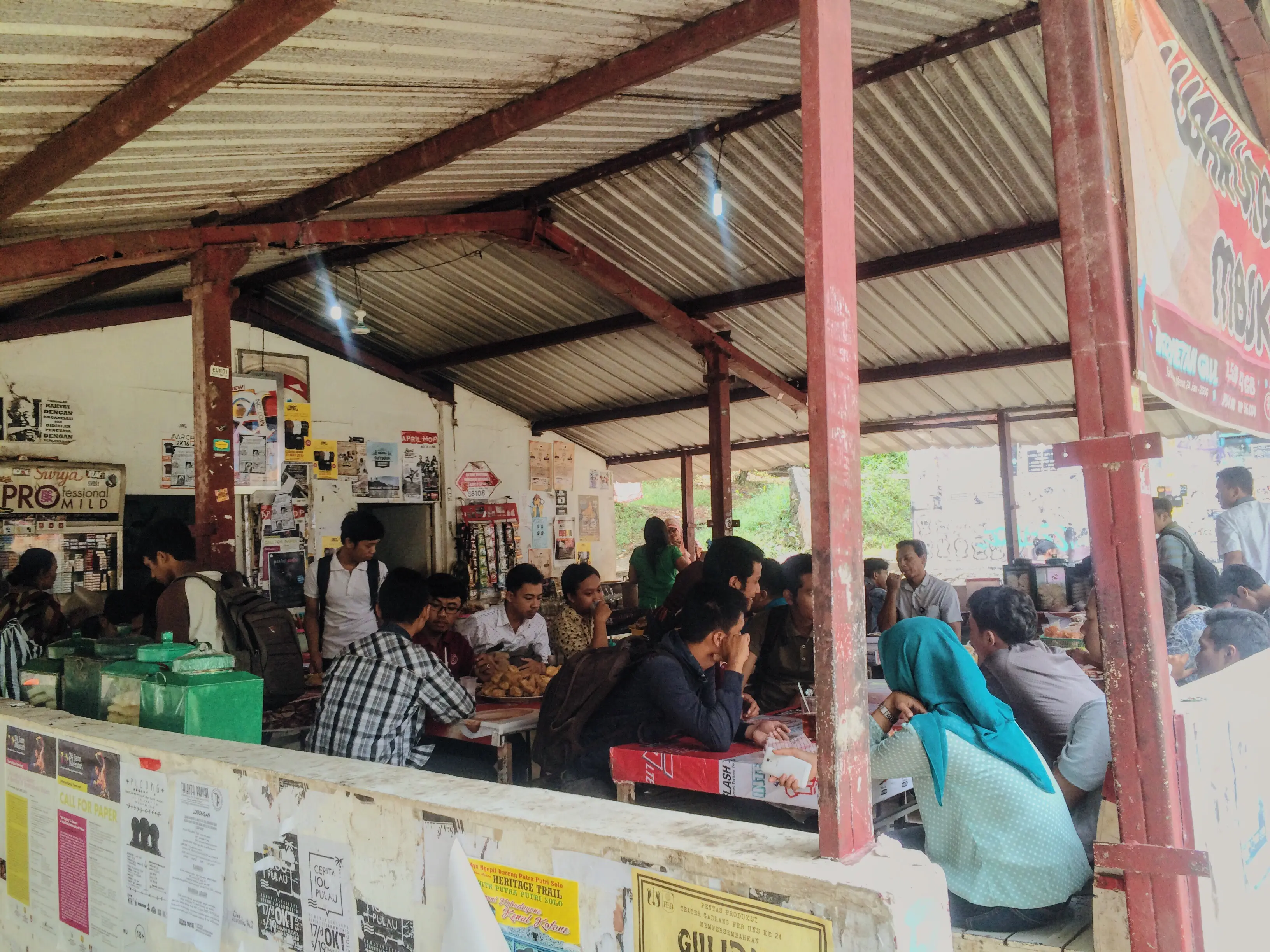 Suasana di warung Mbok Jum | Sumber Foto: erwinwidianto.wordpress.com