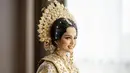 Untuk momen pernikahannya, Putri Isnari memilih adat Bugis dengan baju khasnya yang keemasan mewah dan full makeup yang luar biasa menawan. [Foto: Instagram/elfiorphoto]