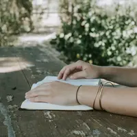 Buat kamu para pecinta novel roman, wajib tahu apa saja novel roman terbaik sepanjang tahun 2019 ini. (Photo by Christin Hume on Unsplash)