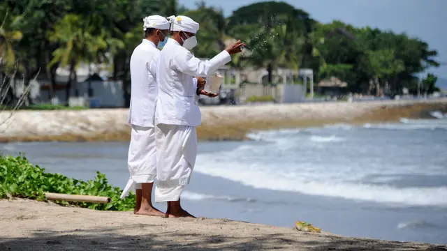 Umat Hindu Bali Gelar Ritual Upacara Melasti Menjelang Nyepi