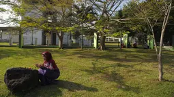 Warga Aceh berdoa di pemakaman massal Ulhee Lheue, Banda Aceh, Sabtu (26/12/2015).  Doa tersebut untuk keluarga mereka yang terkena bencana Tsunami pada 26 Desember 2014. (AFP Photo/ Chaideer Mahyuddin)