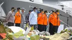 Kepala Basarnas Marsekal Madya TNI (Purn) Bagus Puruhito dan jajaran memberikan keterangan di Posko JICT II Tanjung Priok, Jakarta, Jumat (15/1/2021). Bagus mengatakan perpanjangan status operasi SAR jatuhnya pesawat Sriwijaya Air SJ 182 diperpanjang selama tiga hari. (Liputan6.com/Faizal Fanani)